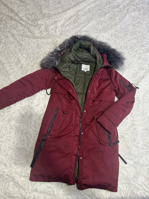 Парка зимняя с натуральным  мехом ,цвет бордовый