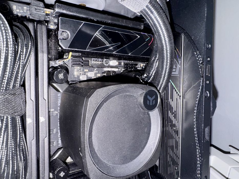 Геймърски Компютър Intel Core i7-13700KF, RX7900XT, 32GB RAM, 2TB