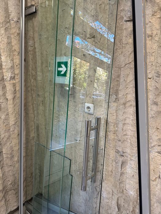 Стъклена врата за офис