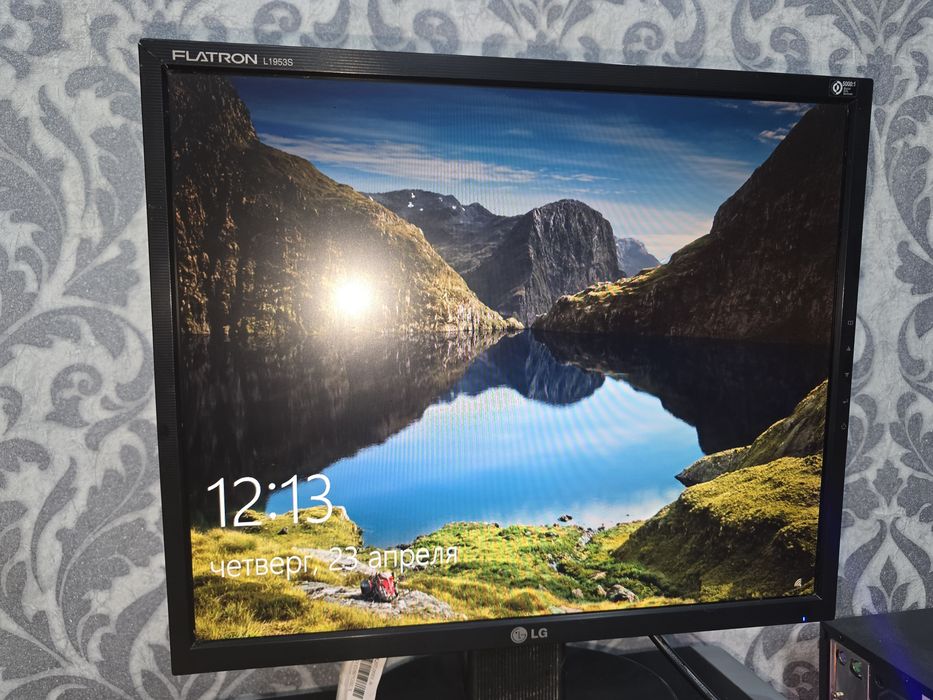 Монитор LG в хорошем состоянии