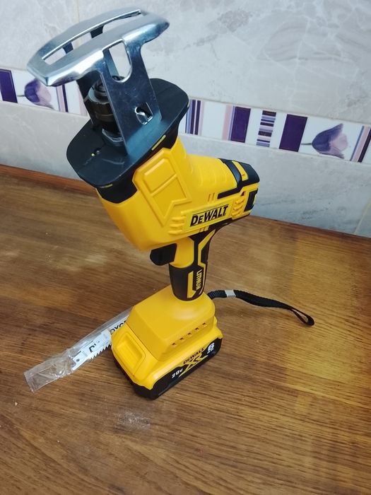 Fierăstrău sabie DeWalt cu o baterie de 6a Nou
