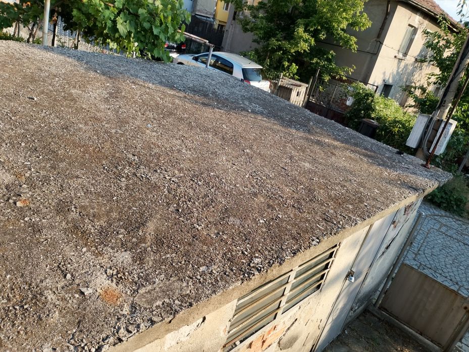 Собственик продава масивен голям имот: с 3 къщи, 2 гаража, 4 мазета!