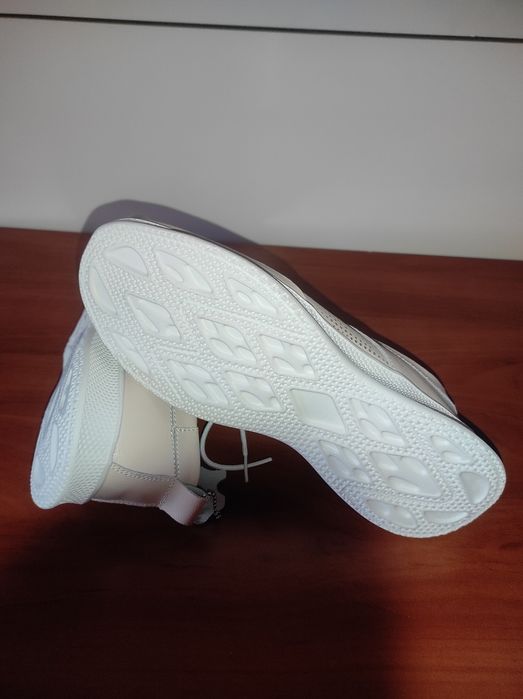 Чисто нови дамски спортни обувки естествена кожа номер 40