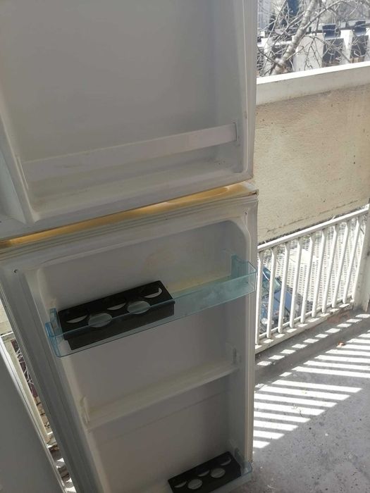 Комбиниран хладилник с горен фризер за втора употреба. Продавам: 73 €