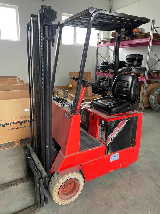 Stivuitor electric cu încărcător manevrabil eficient  spații inguste