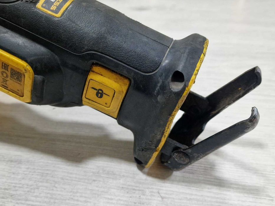 Акумулаторен компактен саблен трион DeWalt DCS367 + батерия и зарядно