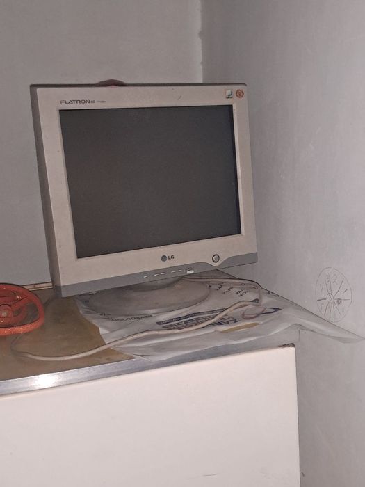 Монитор LG с аксессуаром