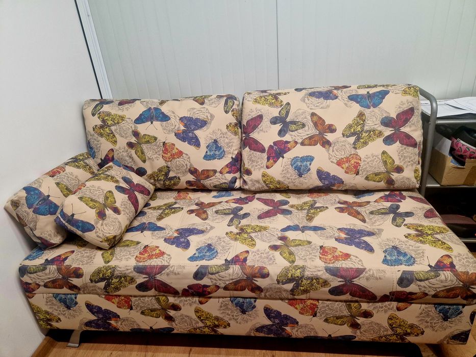 Поръчков диван с пеперуди
