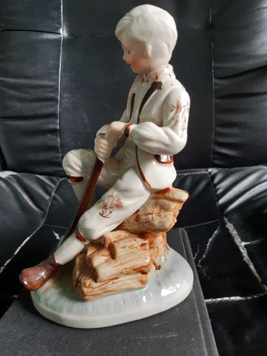 vand bibelou/statueta din portelan cu motive traditionale/taranesti