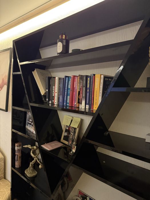 Biblioteca neagra cu rafturi si sertare