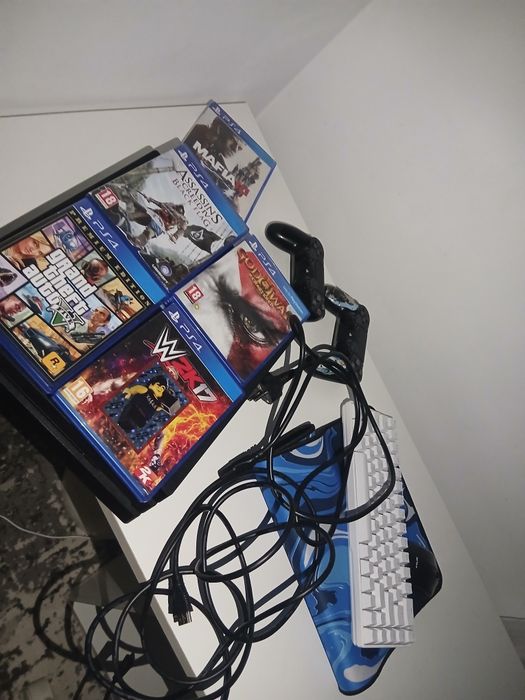 Vând ps 4 pro + tastatura + mouspad + mouse wireless