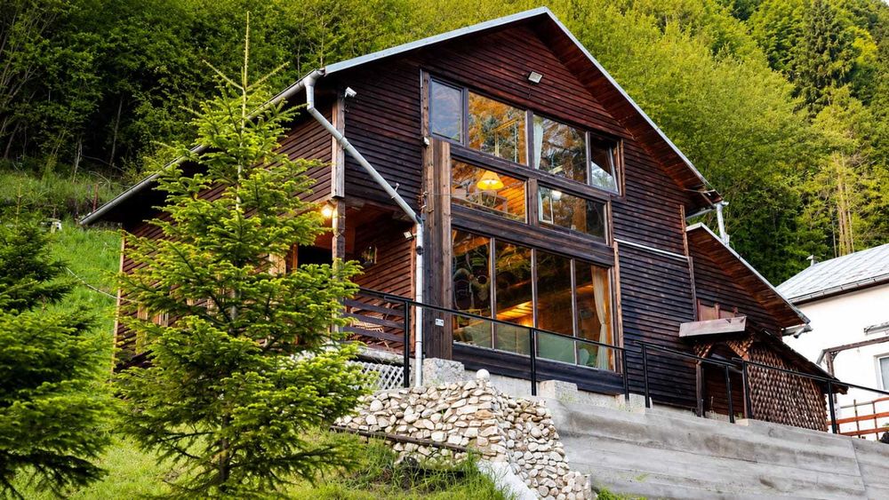 Cabană deosebită în Piatra Craiului | Lemn, piatră, șemineu, natură | 143 mp