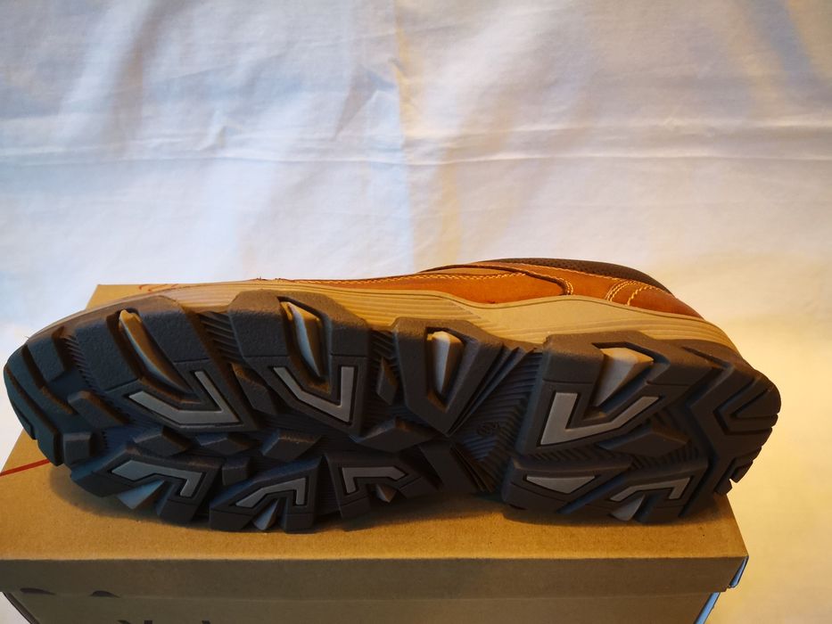 Vând pantofi piele lucioasă