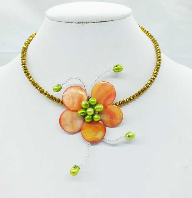 Колието е с кристалчета, естествени перли и седеф