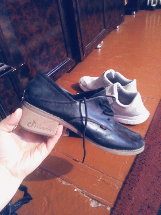 Oyoq kiyimlar sotiladi.