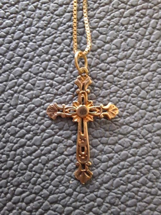 Златно синджирче с кръст