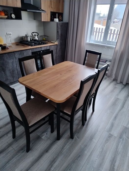 Обеденный стол раздвижной,стулья.