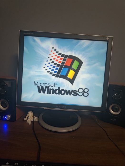 PC Retro Windows 98/DOS întreținut