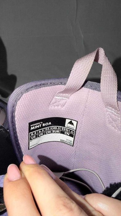 Boots snowboard fete Crazy Creek si Burton