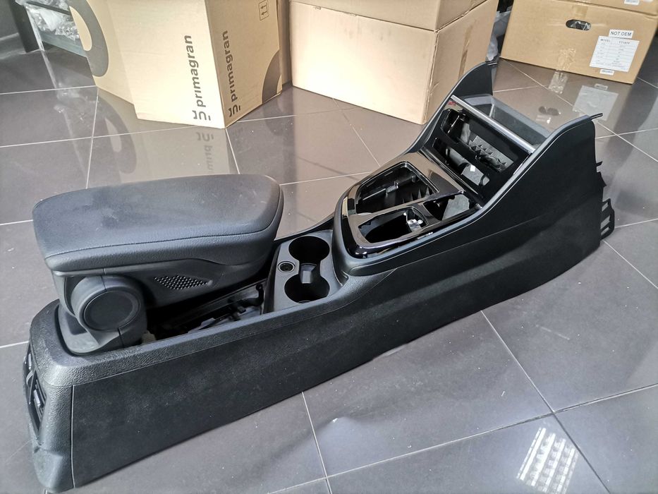 Централна Конзола BMW F45 F46 Комплект Индукционно Зарядно