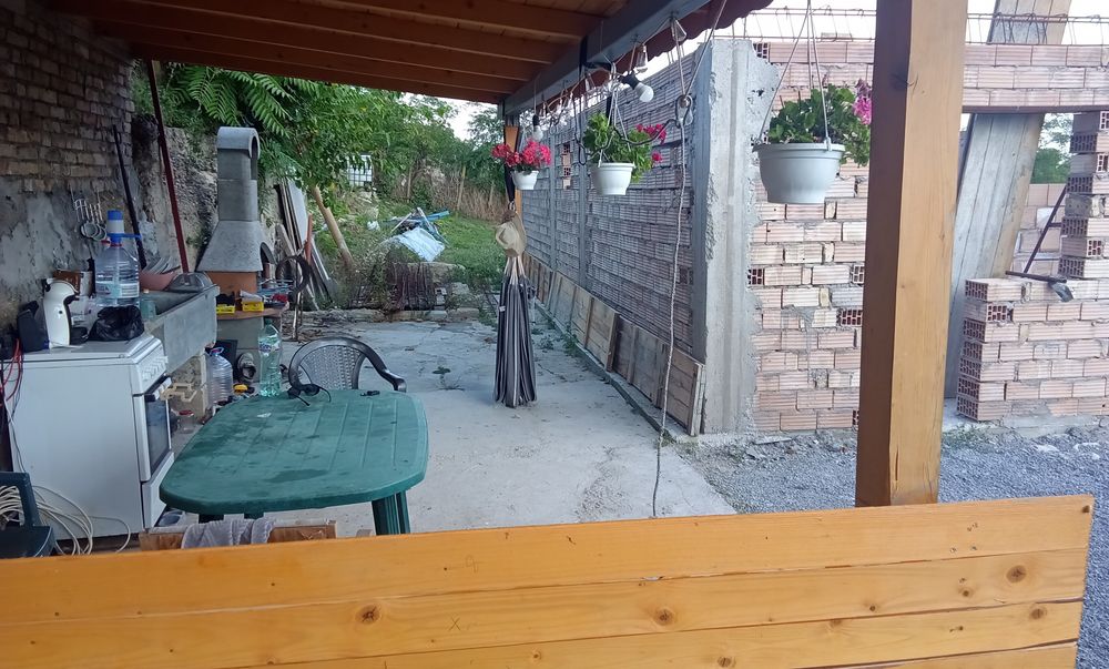 Полу завършена къща