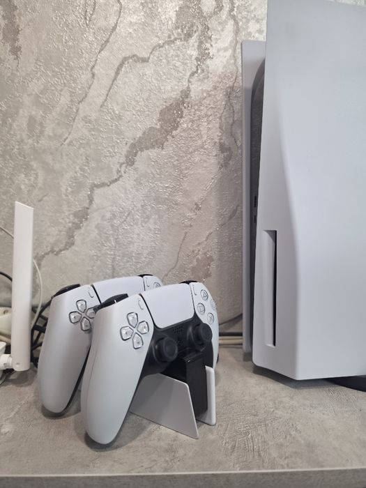 PlayStation 5 (PS5) + 2 геймпада + игры