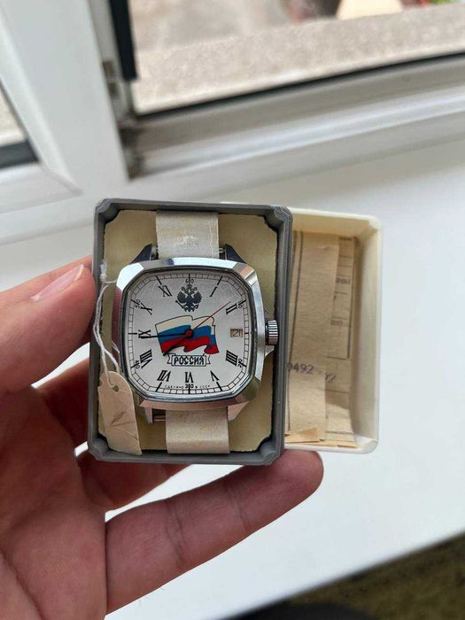Механические часы «Восток» с дизайном в стиле флага России