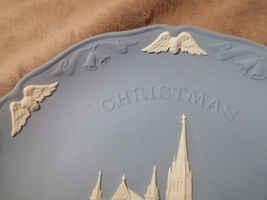 Vand farfurie mare Wedgwood jasper cu model de Craciun.