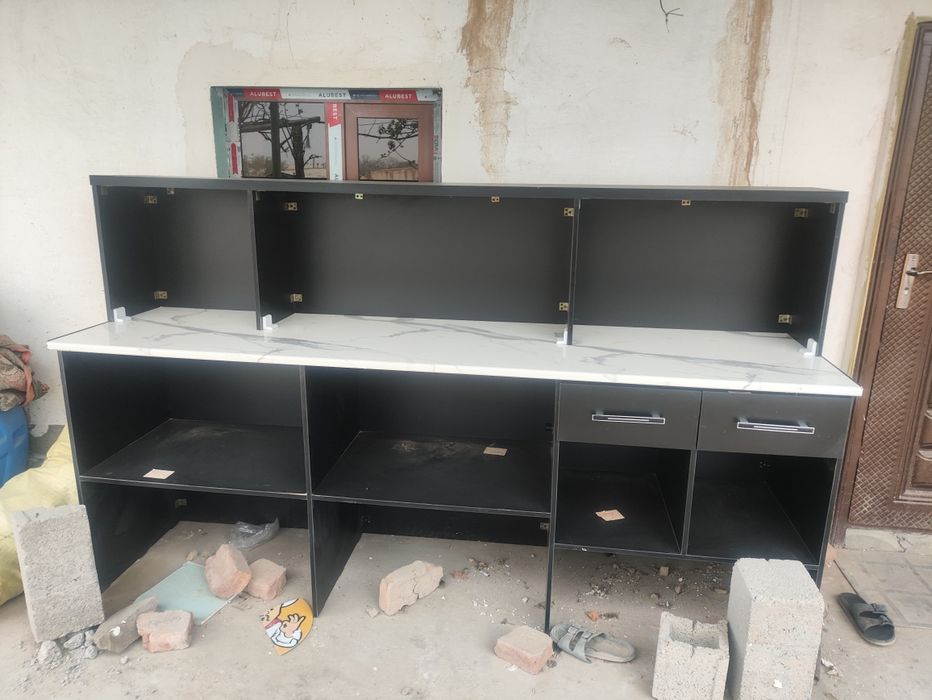 Bar va stol hali yangi ishlatilmagan