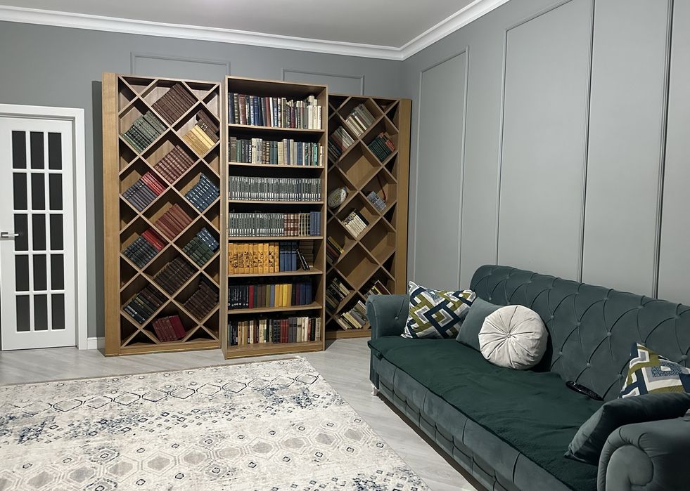 Шкаф для книг из трех отсеков