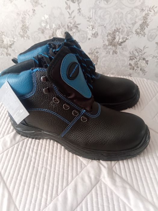 Продаётся спецобувь новая