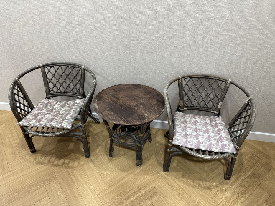 Стол и стулья для отдыха балкона