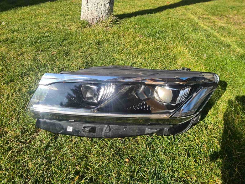 Преден ляв фар за Volkswagen Touareg след 2018г.