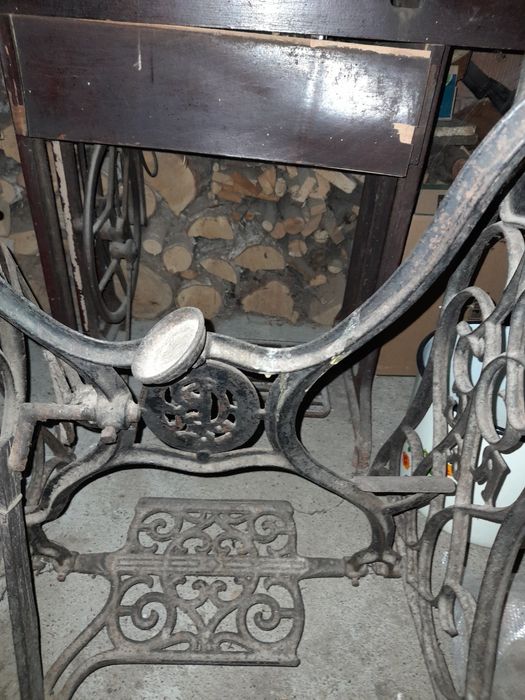 Maşină de cusut Singer fabricată înanite de 1960
