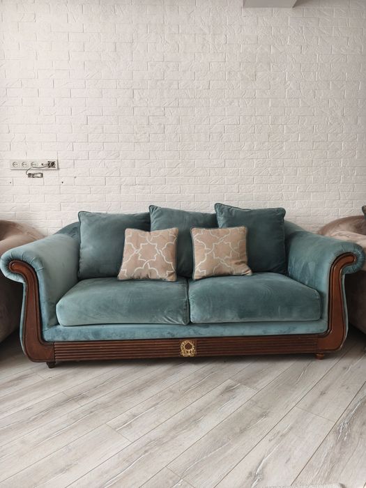 Продам диван с двумя креслами