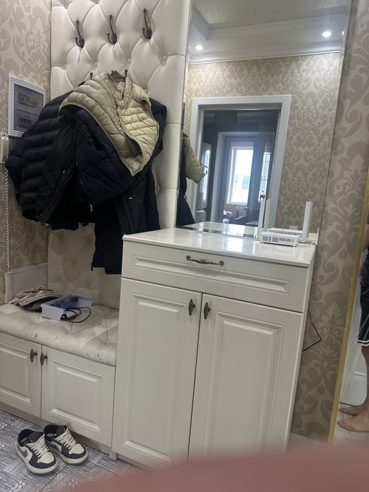 Шкаф для прихожей с зеркалом