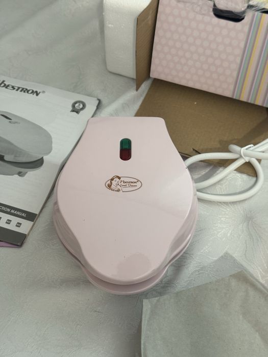 Гофретник е модел Bestron Sweet Dreams (AMW500PE)