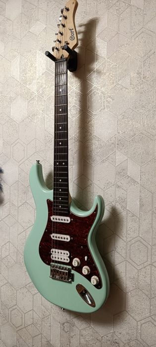 Продам электрогитару cort g110