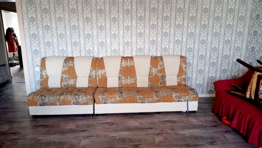 Диван, книжка, кровать