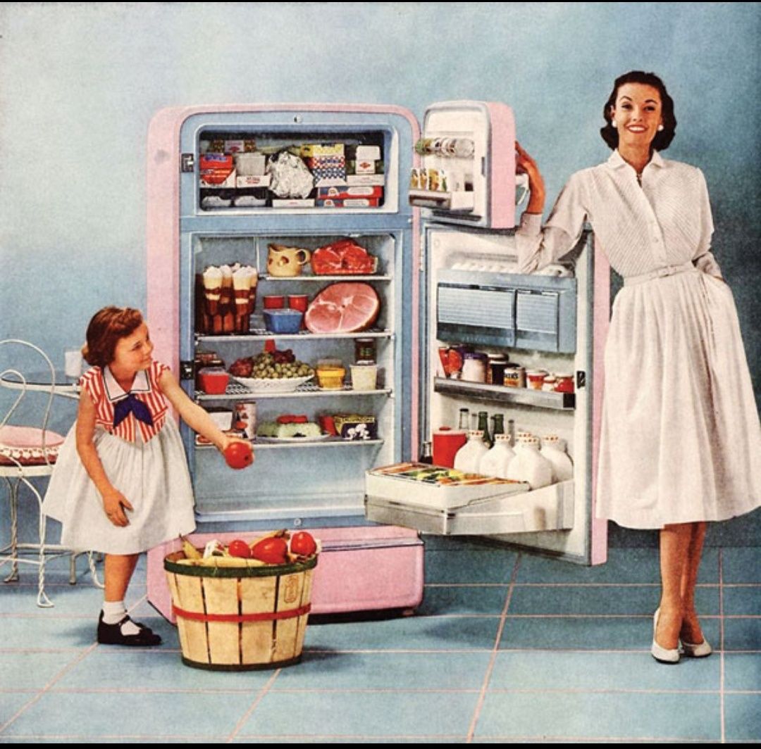 Продукты быта. Холодильник 1950 -х Frigidaire. Американская домохозяйка 1950х. Американские домохозяйки 50-х. Холодильник 50х годов США.