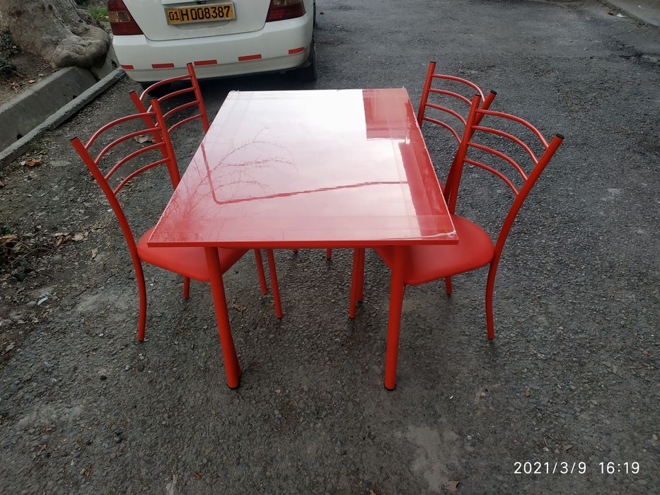 Кухонный стол для дома. кафешки. других заведений.