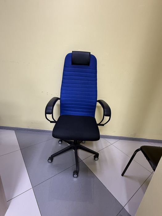 Офисное кресло синего цвета