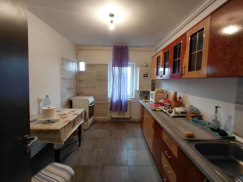 Apartament cu 3 camere În ROȘIORI DE VEDE