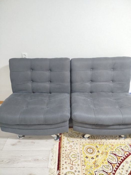 Продам 2 кресла складывающиеся и столик новый