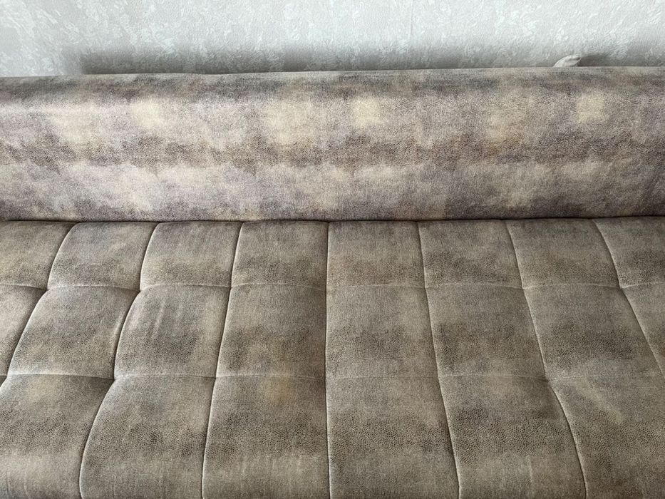 Продам диван бежевый