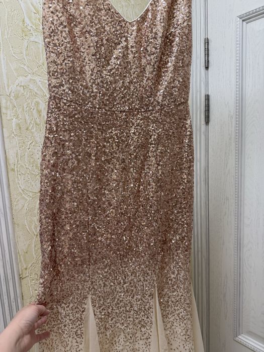Продается нарядное платье в пайетках!