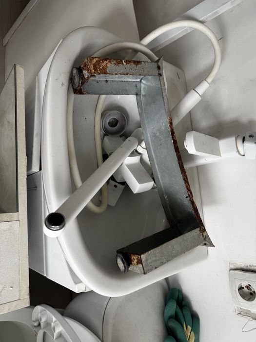 Унитаз и умывальник с зеркалом