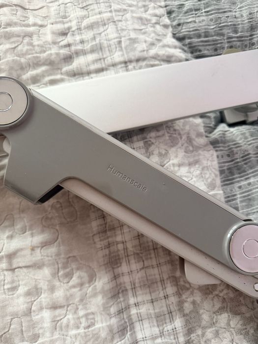 Двойна регулируема стойка за монитори Humanscale M8.1