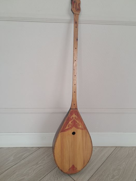 Домбру продам может кому нужно.