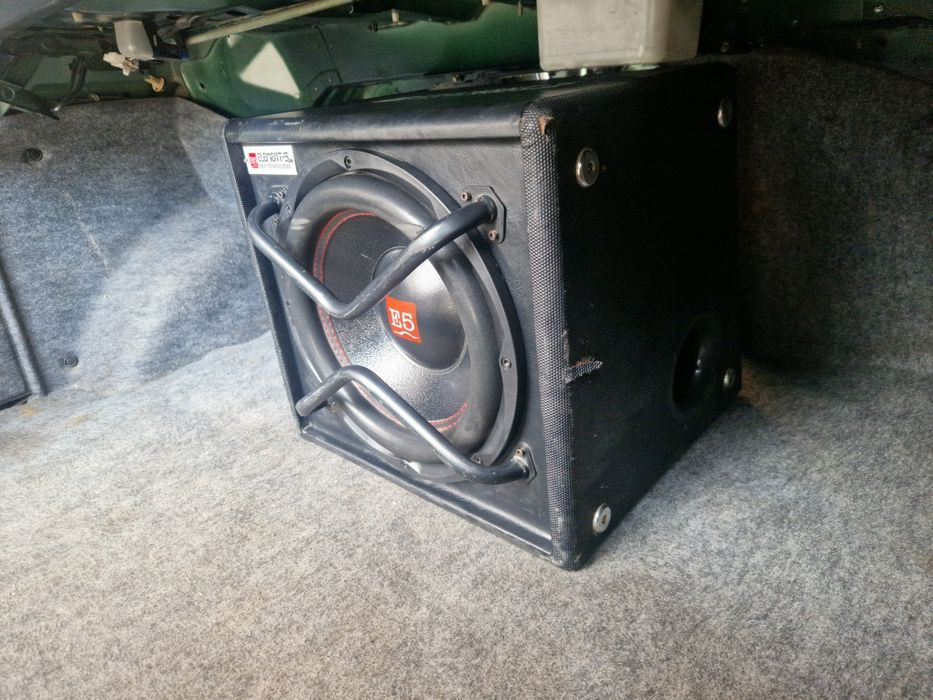 Продам Сафвуфер с усилителем Element E5